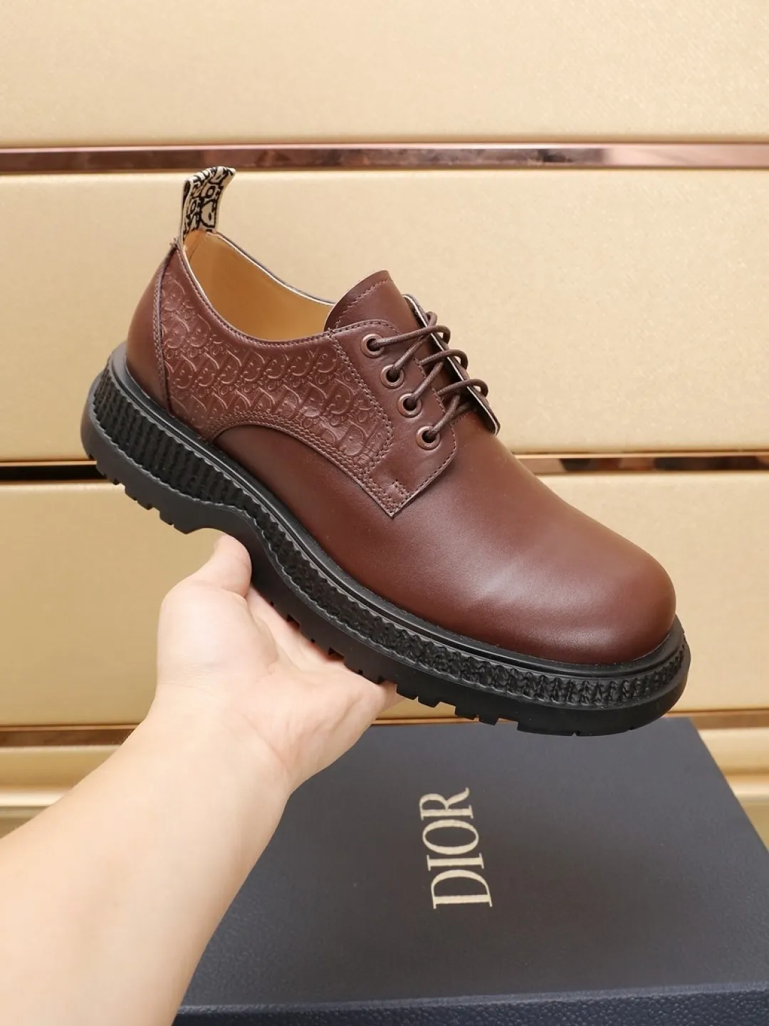 Factory P500💰Dior Buffalo's new low-top Derby casual leather shoes, a new product in the 2024 spring men's series, ideally combine unconventional characteristic elements with Dior's high-end aesthetic style. The original first-grain calfskin upper features side panels with a tonal debossed Oblique print, and the chunky rubber sole showcases a crepe-effect design. Styled with wide leather laces and Oblique-printed rear pull tabs, they add a modern touch to any look. Practical and stylish, it can be easily paired with a variety of casual looks. Size: 38-44 (45 customized)
